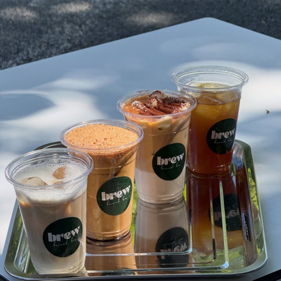 Cafele cu gheață, la pahar, pe tava brew