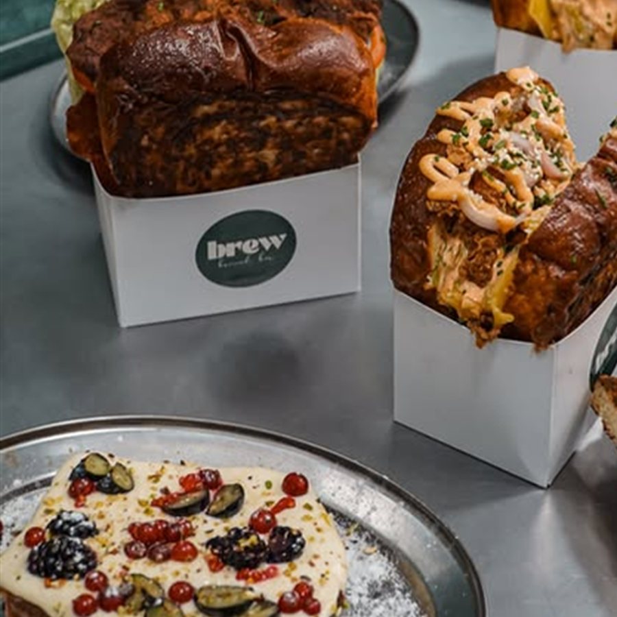 Platou de brunch: brioșe umplute și french toast cu fructe de pădure