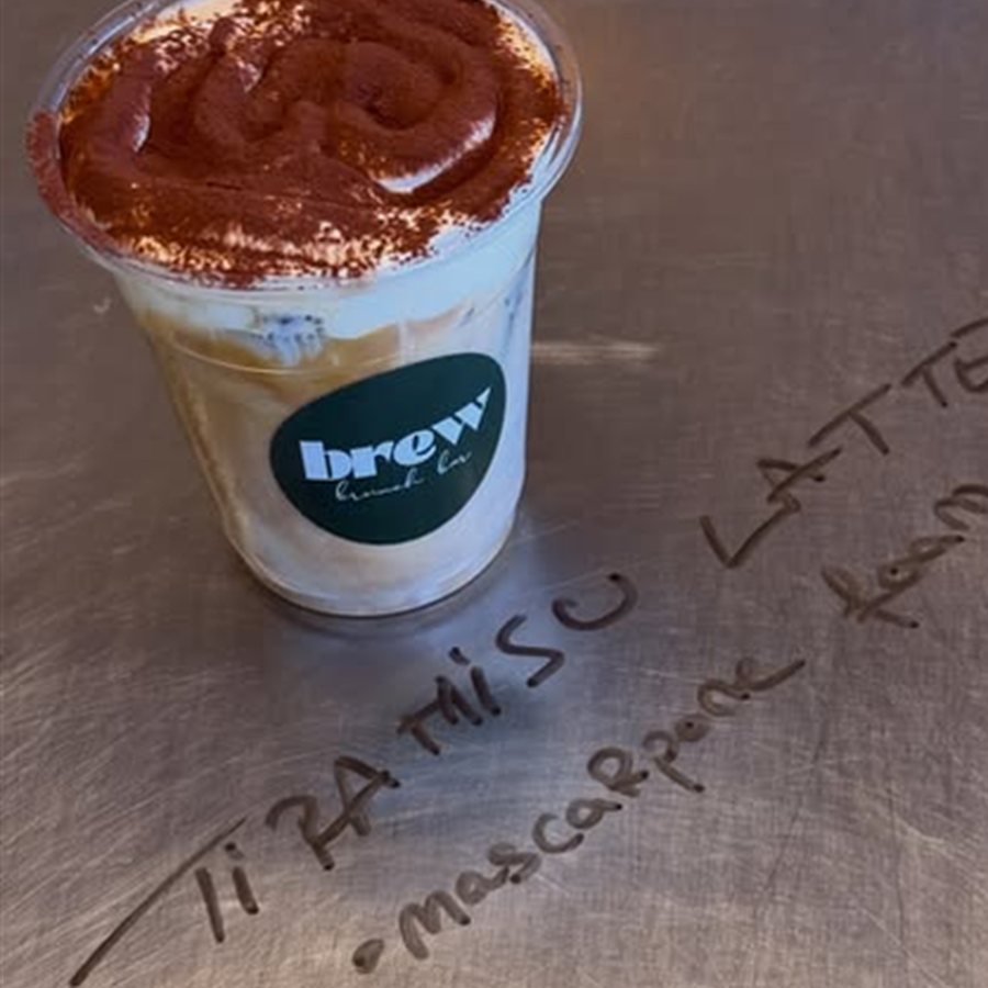 Tiramisu latte cu spumă de mascarpone, cu numele scris de mână de barista