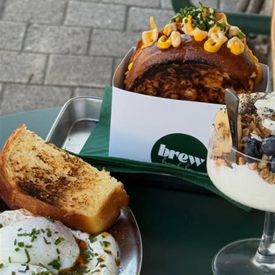 Masă de brunch la brew: brioșă umplută, ouă poșate și cupă de granola